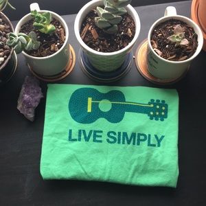 ✨Patagonia “Live Simply” guitar t-shirt